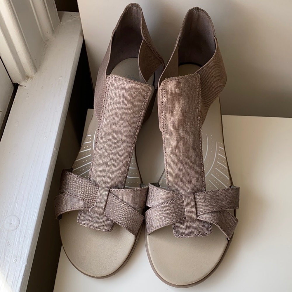 Excellent used condition gold Bass sandals size 8.